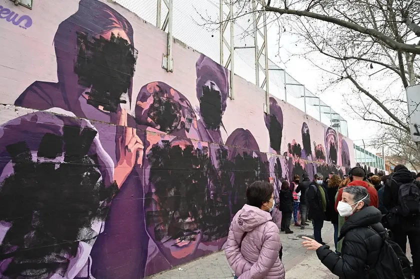 GRAF603. MADRID, 08/03/2021.- Mural feminista "La uni&oacute;n hace la fuerza" del barrio de Ciudad Lineal (Madrid) que este lunes, D&iacute;a de la Mujer, ha amanecido vandalizado con pintura negra que cubre los rostros de las mujeres homenajeadas en sus paredes. EFE/ Fernando Villar