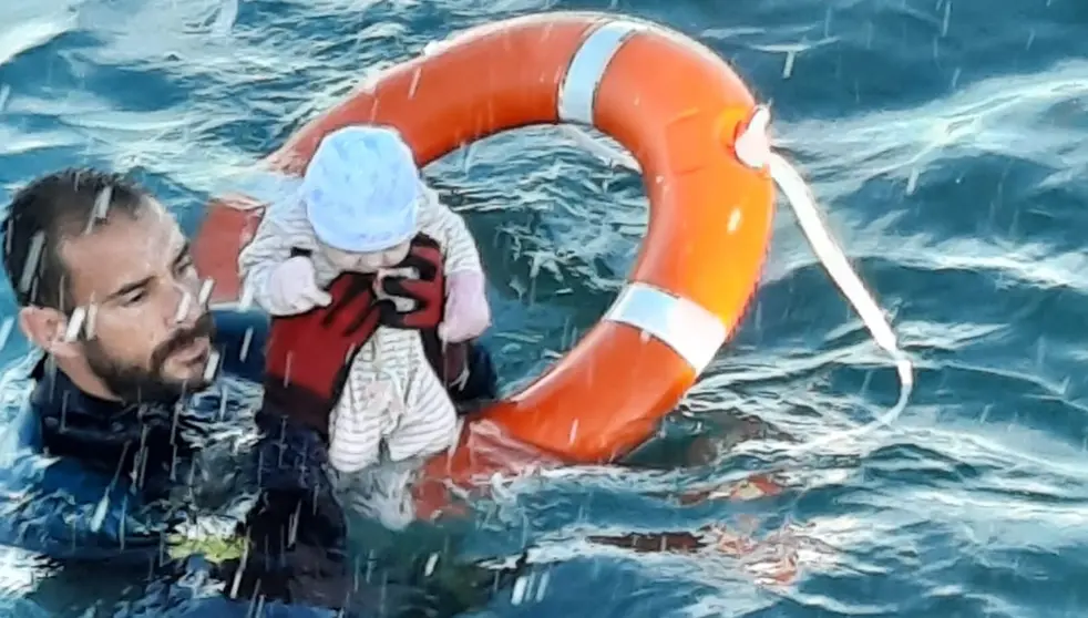 guardia civil bebe inmigrante