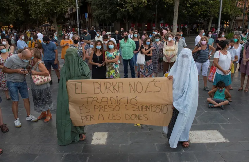 GRAF5543. PALMA, 20/08/2021.- Concentraci&oacute;n por la libertad y los derechos de las mujeres afganas, bajo el lema No miremos hacia otro lado, convocada por el Moviment Feminista de Mallorca, hoy viernes en la plaza de Espa&ntilde;a, en Palma Mallorca. -EFE/ATIENZA