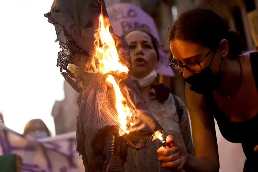 GRAF4384. BARCELONA, 17/08/2021.- Mujeres afganas residentes en Barcelona acompa&ntilde;adas por la agrupaci&oacute;n Catalunya Abolicionista Plataforma Feminista (CATAB) queman un burka durante las protestas ante la sede de la ONU en la Barcelona en las que reclaman una respuesta internacional urgente para proteger a las mujeres y ni&ntilde;as afganas tras la victoria de los talibanes. EFE/Quique Garcia