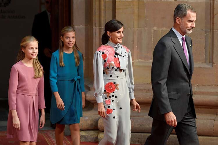 Spain's King Felipe, Queen Letizia, Princess Leonor and Princess Sophia arrive to attend a ceremony at Reconquista hotel in Oviedo, Spain, October 18, 2019. REUTERS/Eloy Alonso