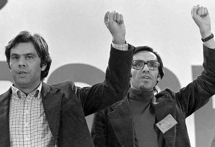 Foto de archivo. Con el pu&ntilde;o en alto, durante el Congreso del PSOE celebrado en agosto de 1976. Fecha aproximada. Horizontal