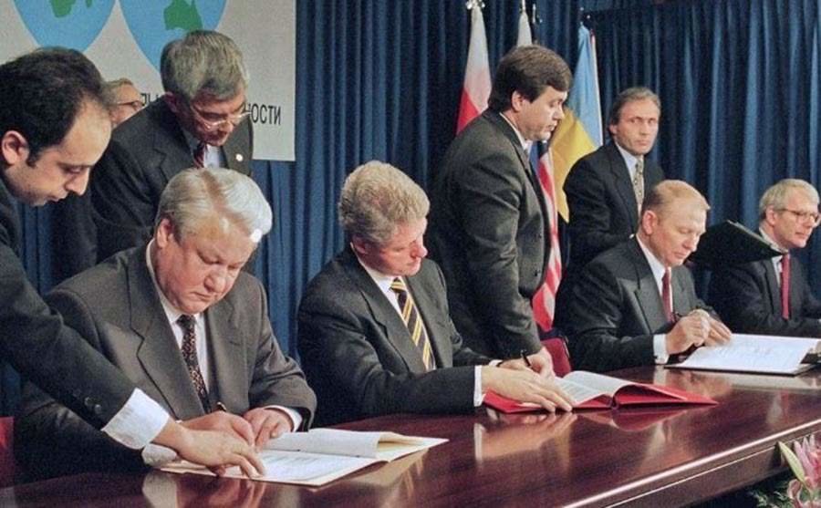 El Memorándum de Budapest (1994) fue firmado por Leonid Kuchma, Borís Yeltsin, John Major y Bill Clinton