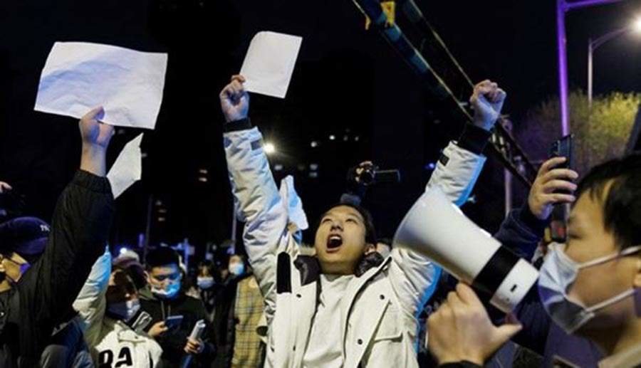 Manifestación en las calles de China: papel blanco, muda reivindicación de libertadManifestación en las calles de China: papel blanco, muda reivindicación de libertad