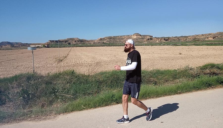Gabe Abrahams, durante la caminata de 1.000 millas por Aragón de 2018