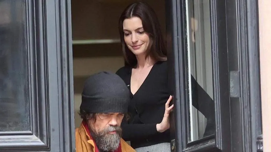 Anne Hathaway y Peter Dinklage (She Came to Me)