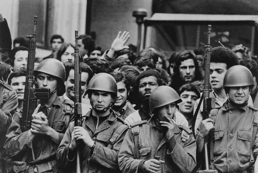 Imagen del fotógrafo portugués Alfredo Cunha de soldados en la Revolución de los Claveles en Portugal. (Foto cedida por el CIS)
