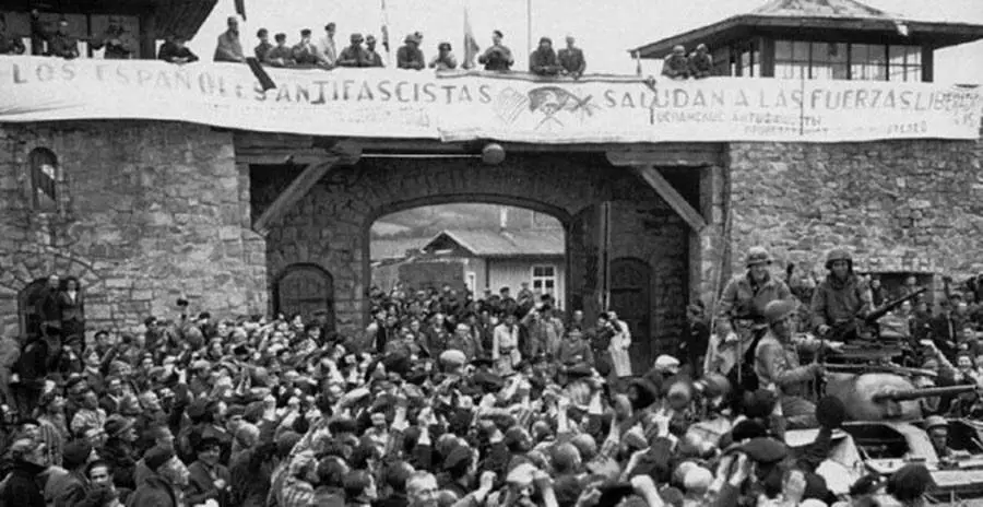 Los republicanos espa&ntilde;oles de Mauthausen recibieron a las tropas aliadas con el cartel: "Los espa&ntilde;oles antifascistas saludan a las fuerzas libertadoras".