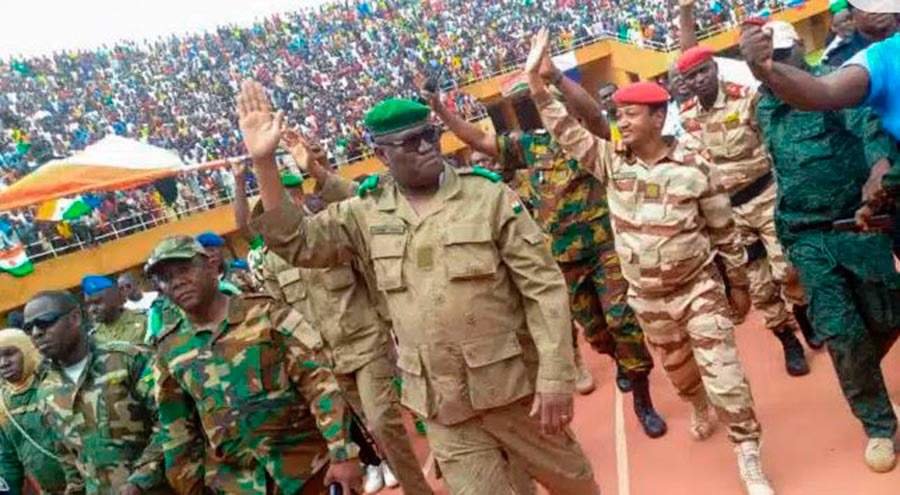 Líderes de la junta de Níger saludan a los concentrados en apoyo a los soldados golpistas en el estadio de Niamey.