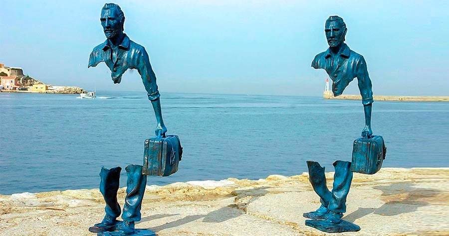 Las esculturas de Bruno Catalano son figuras aparentemente inacabadas como símbolo del vacío que deja el viaje en las personas desplazadas