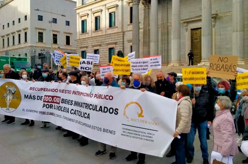 Protesta por la recuperación del patrimonio público frente al Congreso de los Diputados