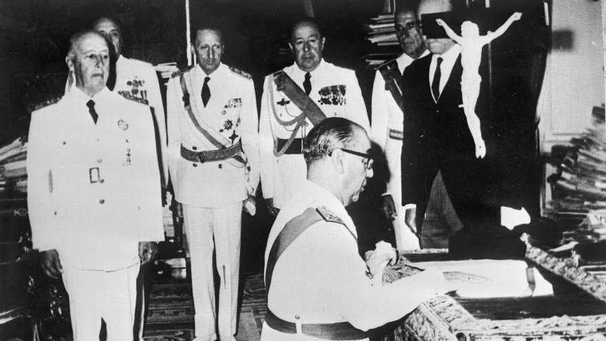 Luis Carrero Blanco jura su cargo, ante la presencia del dictador, como presidente del Gobierno (junio a diciembre de 1973). En 1941 ocupó la Subsecretaría de la Presidencia, bajo cuyo control quedó la Jurisdicción de Responsabilidades Políticas