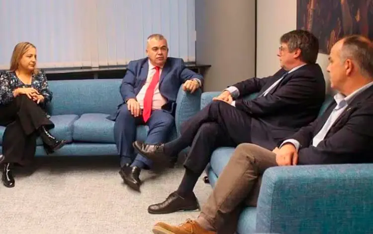 Carles Puigdemont y Santos Cerd&aacute;n, durante su reuni&oacute;n en la sede del Parlamento Europeo en Bruselas