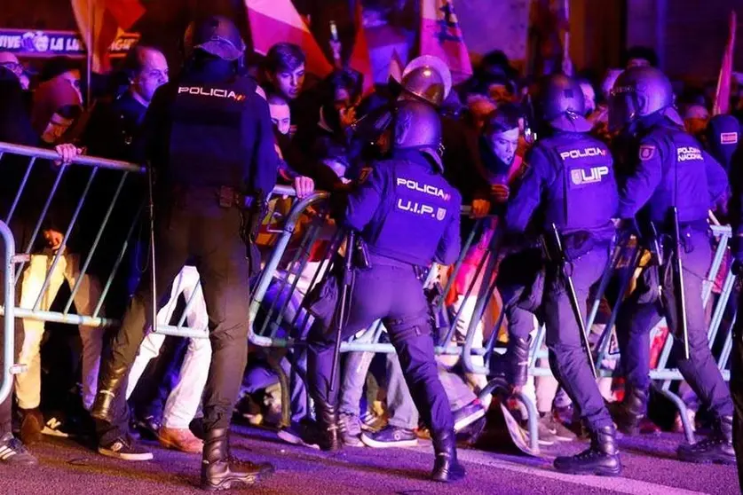 Protestas de la ultraderecha frente a la sede del PSOE en la calle Ferraz