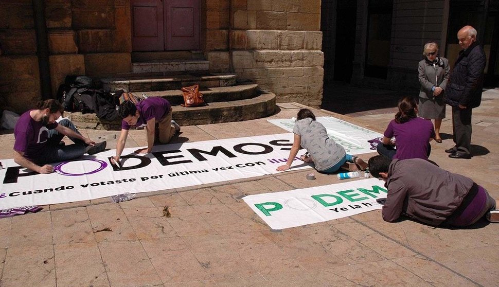 Activistas de Podemos en Oviedo durante la precampaña de las elecciones europeas de 2014 (Wikipedia)