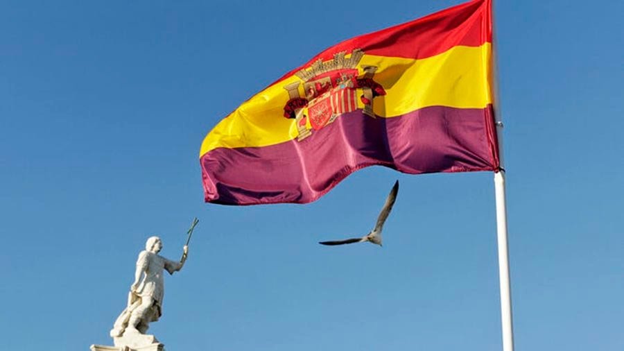 La bandera republicana ondea en la plaza de la Constitución de Cádiz (Abril 2017 / Diario de Cádiz)