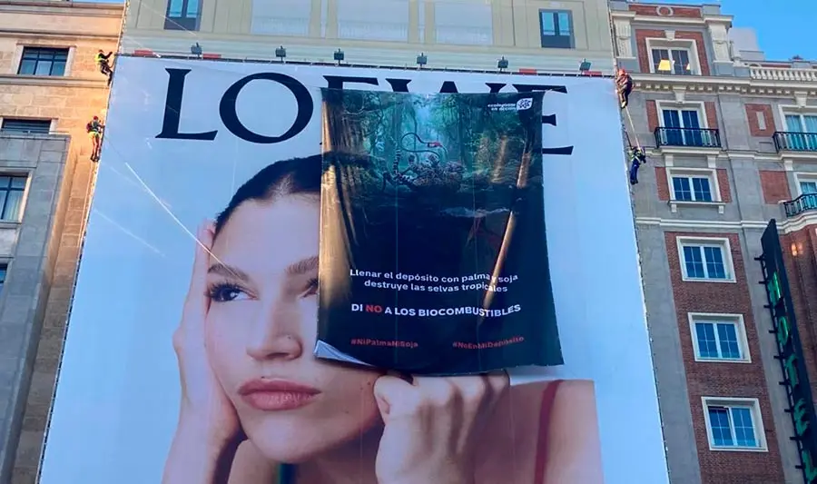 Pancarta de Ecologistas en Acci&oacute;n en la fachada de un edificio en la Gran V&iacute;a de Madrid