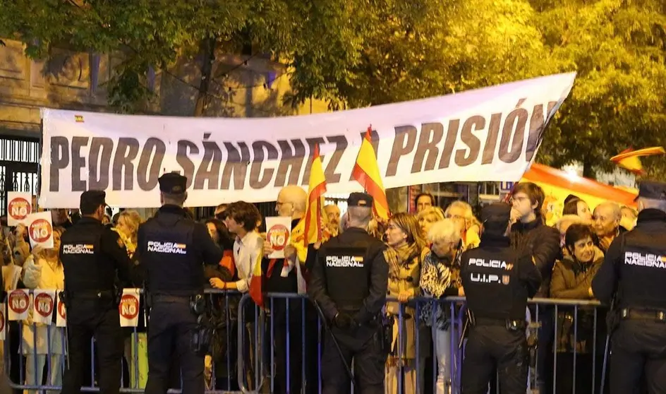 Concentraci&oacute;n en la calle Ferraz de Madrid, ante la sede del PSOE