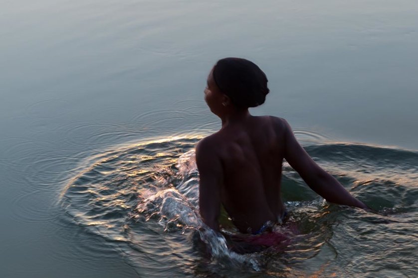 (Mujer himba bañándose en el rio Kunene, frontera entre Namibia y Angola, fondo del autor)