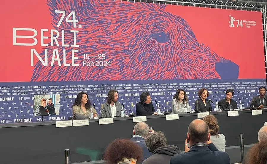 En la rueda de prensa, con la foto de los dos ausentes (Foto: Roberto R. Aramayo)