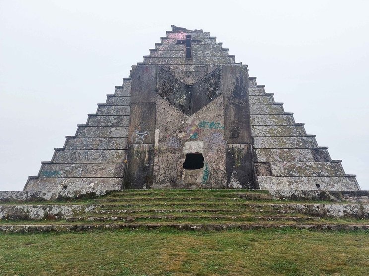 piramide_italianos_monumento_fascista