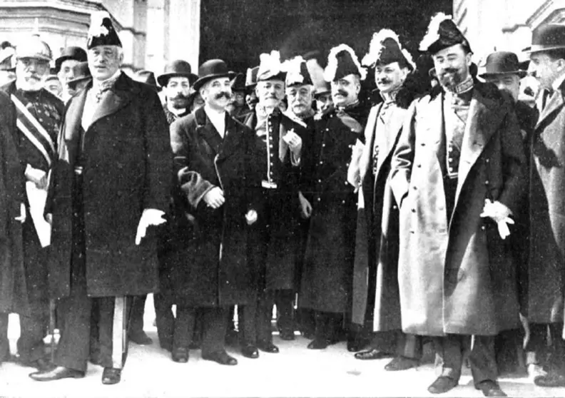Jos&eacute; Canalejas y sus ministros a la salida del Palacio tras jurar los cargos durante la crisis de gobierno de marzo de 1912 (Wikipedia)