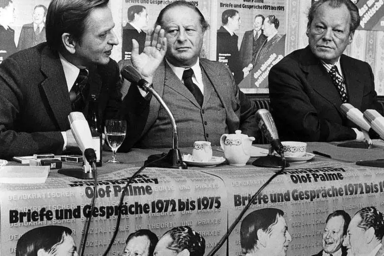 Olof Palme, Bruno Kreisky y Willy Brandt (1975)

der Vorsitzende der Sozialistischen
Internationale (r) und seine beiden
Stellvertreter Olof Palme und Bruno
Kreisky (m) stellen im Rahmen der
Frankfurter Buchmesse ein gemeinsam
geschriebenes Buch vor ('Briefe und
Gespr&auml;che 1972-1975')

- Oktober 1975 AP

- 01.01.1975-31.12.1975

Gesperrt f&uuml;r politische Werbung | Es obliegt dem Nutzer zu pr&uuml;fen, ob Rechte Dritter an den Bildinhalten der beabsichtigten Nutzung des Bildmaterials entgegen stehen.
Freigegeben f&uuml;r die L&auml;nder: Deutschland
Freigegeben f&uuml;r die L&auml;ndergruppen: Nachfolgestaaten der ehemaligen Sowjetunion und Osteuropa (ohne Ex-Jugoslawien)