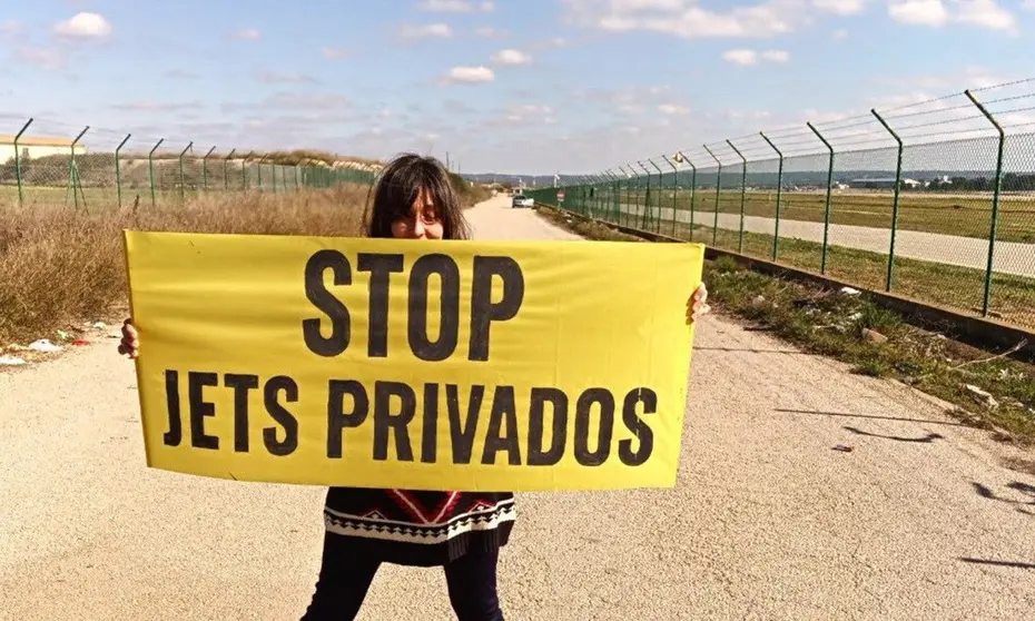 15/3/2023. Palma de Mallorca, Islas Baleares, Espa&ntilde;a.Activistas de Greenpeace, Extinction Rebellion, Fridays for Future y Amigos de la Tierra protestaron ayer en el aeropuerto de Palma para exigir la prohibici&oacute;n de los jets privados.Coincidiendo con el desfile de carnaval el pr&oacute;ximo domingo 19 de febrero en Palma de Mallorca, un grupo de activistas denunciar&aacute; los jets privados a trav&eacute;s de una parodia para la que usar&aacute;n un avi&oacute;n gigante de cart&oacute;n.El aeropuerto de Palma registr&oacute; 19.618 movimientos de jets privados en 2022, primer aeropuerto espa&ntilde;ol en este ranking.Grupos ecologistas est&aacute;n denunciando esta semana en Mallorca el impacto en el clima y en el entorno de los vuelos privados. Activistas de Greenpeace, Extinction Rebellion, Fridays for Future y Amigos de la Tierra participaron ayer en una protesta en el aeropuerto de Palma de Mallorca para exigir la prohibici&oacute;n de los jets privados y, con motivo del desfile de carnaval, har&aacute;n lo mismo el pr&oacute;ximo domingo 19 de febrero a las 17h mediante una performance en tono par&oacute;dico en la Plaza de Espa&ntilde;a de la capital balear para la que usar&aacute;n un avi&oacute;n gigante de cart&oacute;n. &copy;Greenpeace