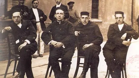 Saborit, Besteiro, Anguiano y Largo Caballero en el penal de Cartagena, condenados por su participaci&oacute;n en la huelga de 1917
