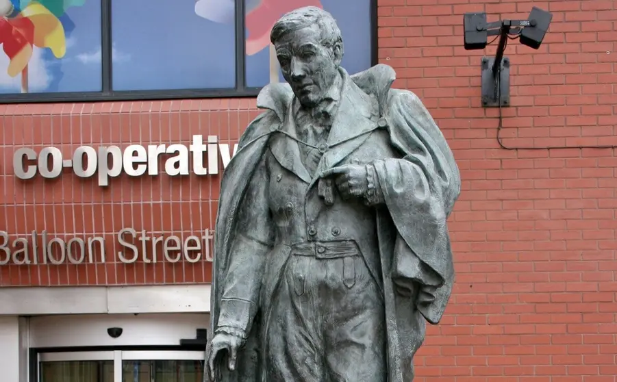 Robert_Owen_Statue,_Balloon_Street,_Manchester