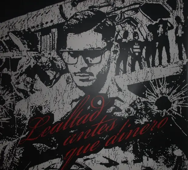 El mural con el lema del artista.