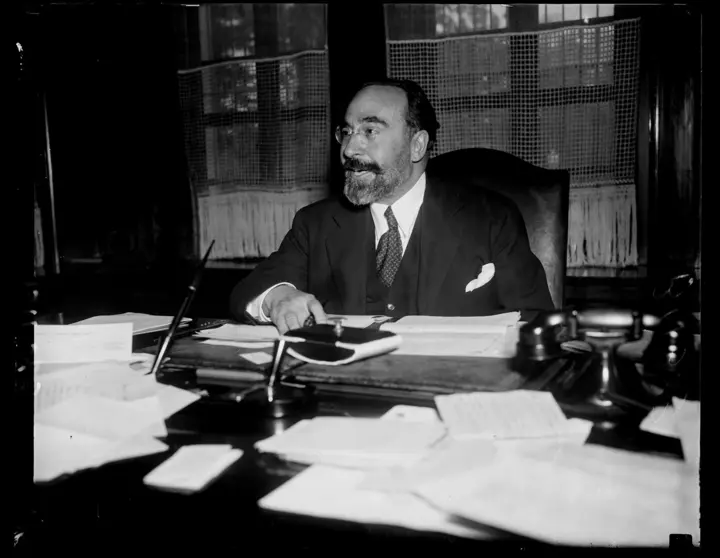 En su despacho de la embajada de Espa&ntilde;a en Washington (octubre, 1936)