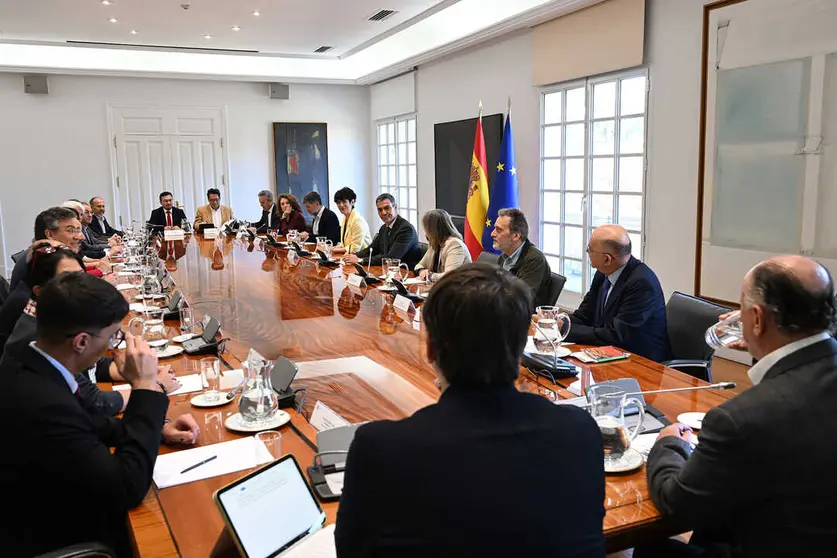 El presidente del Gobierno, Pedro S&aacute;nchez, y la ministra de Inclusi&oacute;n, Seguridad Social y Migraciones, Elma Saiz, en la reuni&oacute;n con actores institucionales y organizaciones que han apoyado el proceso de regularizaci&oacute;n. | Pool Moncloa/Borja Puig. La Moncloa