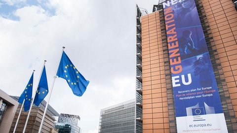 The banner "Recovery Plan for Europe" on the front of the Berlaymont building