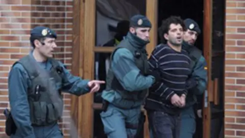 La guardia civil responsabiliza de varios atentados al comando legal de eta detenido el martes