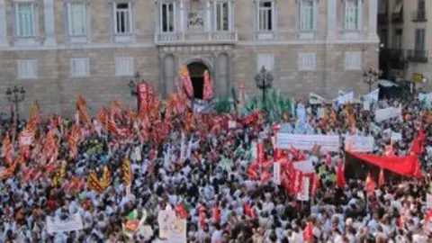 10.000 personas protestan en Barcelona contra los recortes