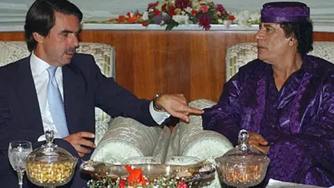 Jos&eacute; Mar&iacute;a Aznar y Muamar Gadafi, en Tr&iacute;poli, donde viaj&oacute; de forma oficial en 2003 el expresidente del Gobierno espa&ntilde;ol.