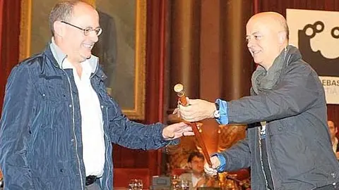 Od&oacute;n Elorza entrega el bast&oacute;n de mando de la Alcald&iacute;a de San Sebasti&aacute;n a Juan Karlos Izagirre. /