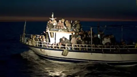 Encuentran 25 cad&aacute;veres en una barcaza al sur de Lampedusa