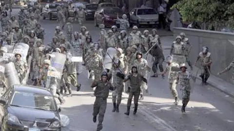 Fuerzas de seguridad entrando en la plaza cairota Tahrir.