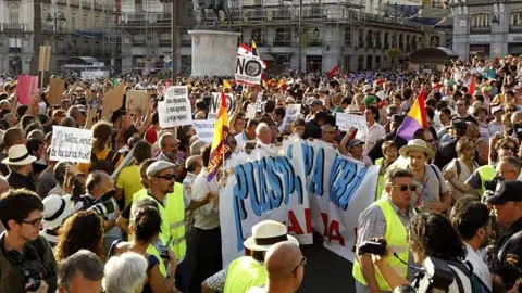 Miles de manifestantes han participado en la marcha laica en Madrid.