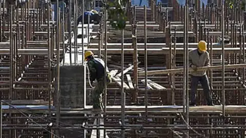 Trabajadores en unas viviendas en construcci&oacute;n