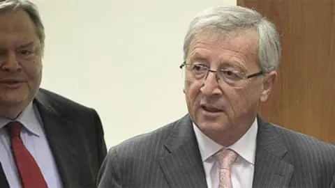 Claude Juncker (dcha.) y el ministro griego de Finanzas, Evangelos Venizelos (izda) este viernes en una reuni&oacute;n del consejo de Eurogrupo en Luxemburgo.