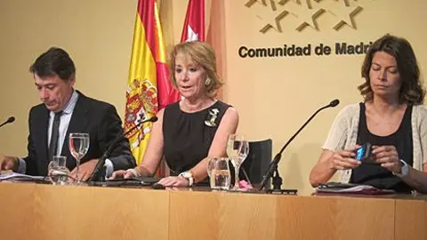 La presidenta de la Comunidad de Madrid, Esperanza Aguirre (centro) este jueves en una comparecencia ante la prensa en Madrid.