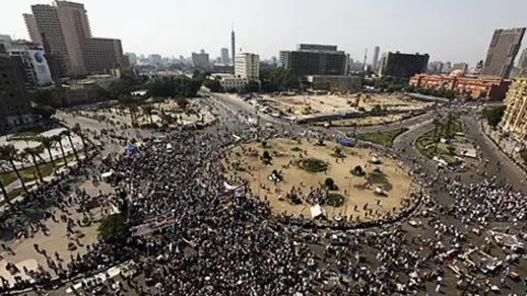 Miles de egipcios han llenado la plaza Tahrir de El Cairo este viernes.