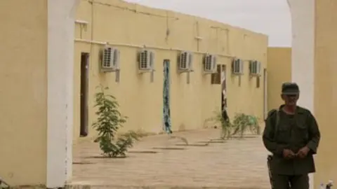 Vista del campamento de Rabuni, donde fueron secuestrados los cooperantes espa&ntilde;oles.