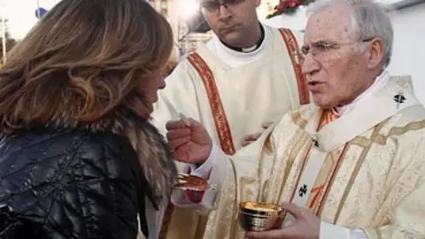 El cardenal y arzobispo de Madrid, Antonio Mar&iacute;a Rouco Varela, da la comuni&oacute;n a la alcaldesa de Madrid, Ana Botella, durante la Misa de las Familias en la madrile&ntilde;a Plaza de Col&oacute;n, con motivo de la festividad de la Sagrada Familia, que concelebra junto a numerosos obispos tanto espa&ntilde;oles como extranjeros que han acudido a la cita que se celebra desde 2007.