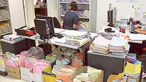 Los empleados p&uacute;blicos de los juzgados suelen encontrarse con monta&ntilde;as de papeles que suelen impedir un correcto servicio p&uacute;blico. Foto tomada de lasprovincias.es
