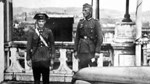 Ajustando-holocausto-loquesomos.jpg