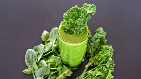 jugo-verde-espinaca-col-rizada